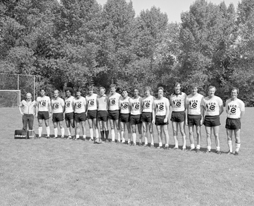 884300 Groepsportret (elftalfoto) van een voetbalelftal van de G.E.B. te Utrecht, bij een wedstrijd tegen een elftal ...